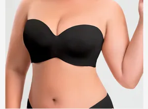 Vista dettagliata del reggiseno nero senza spalline plus size, design senza cuciture e liscio.