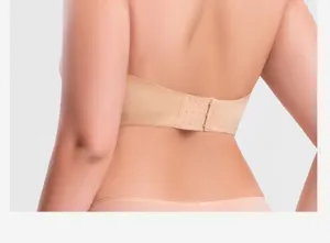 Dettaglio posteriore del reggiseno strapless beige con chiusura a gancio multiplo.