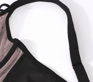 Dettaglio spallina reggiseno taglie forti, tessuto in tulle trasparente, lingerie giornaliera.