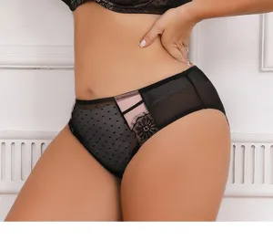 Primo piano di slip da donna in pizzo taglia forte con rete traspirante e pois eleganti.