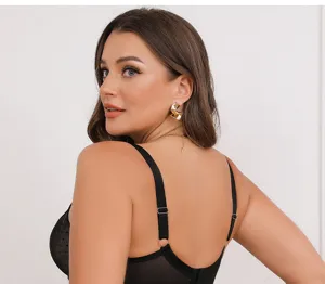 Comodo reggiseno taglia forte in pizzo nero a coppa intera per donne, design elegante.