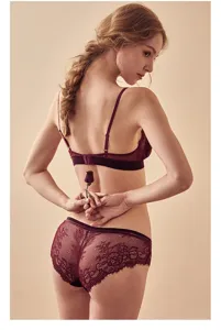 Vista detallada del conjunto de lencería de terciopelo burdeos, bralette sexy sin aros y bragas.