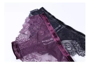 Vista detallada de bragas sexis de encaje y terciopelo para mujer con tela suave y ribete.