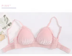 Bralette de terciopelo rosa sin aros con delicado encaje, cómodo diseño de copa triangular.