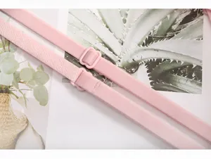 Primer plano de la correa de sujetador de terciopelo rosa suave con hebilla ajustable, detalle fino.
