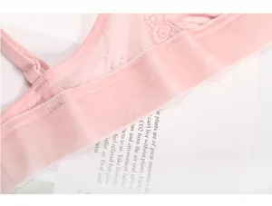 Detalle de sujetador suave de terciopelo rosa sin aros, con malla delicada y gran comodidad.