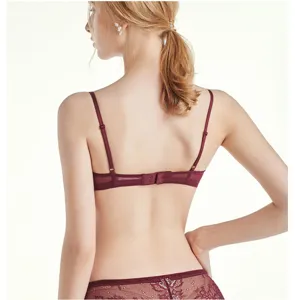 Achteraanzicht close-up van een bordeauxrode Franse kanten draadloze bralette met bandjes.