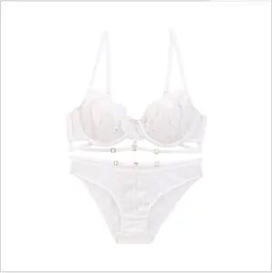 Conjunto de lencería blanco con bordado floral, tirantes sexys y malla transparente atractiva.