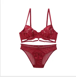 Vista detallada del conjunto de lencería roja bordada con tirantes y delicado encaje floral.