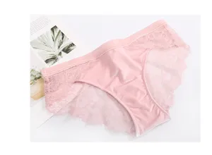 Detalle de braguita de terciopelo rosa con textura suave y delicado borde de encaje.