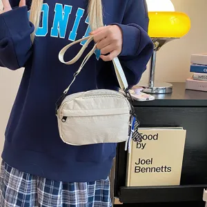 Élégant sac à bandoulière décontracté en nylon pour femme et homme, parfait pour un usage quotidien.