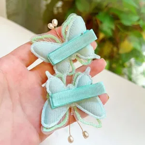 Fermaglio per capelli a farfalla con perle, elegante accessorio laterale in tulle per donne e ragazze.