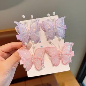 Primo piano dettagliato di mollette per capelli a farfalla in rete con perle rosa e viola.