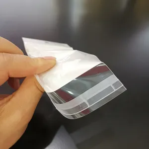 Vista detallada de la bolsa de sellado perlada blanca, mostrando su estructura autoadhesiva.
