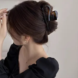 Retro tortoiseshell acrylic hair claw clip, large shark clip for elegant women styling details.