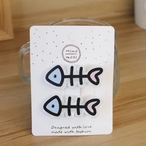 Détail de pince à cheveux os de poisson, épingle à frange acrylique pour fille mode.