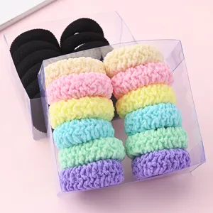 Ensemble d'anneaux de cheveux en tissu éponge élastique avec une boîte transparente.