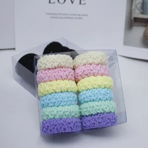 Vue détaillée des chouchous élastiques colorés dans une boîte transparente, bandes éponges.