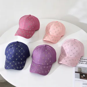 Vista detallada de la gorra de béisbol elegante con letra B de diamantes para verano.
