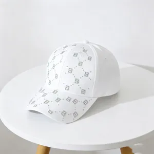 Detalle de la gorra de béisbol blanca con diamantes de imitación letra B, sombrero.