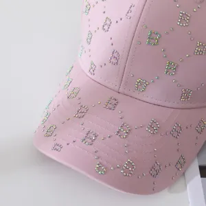 Primer plano del detalle del patrón de monograma de letras B de diamantes de imitación.