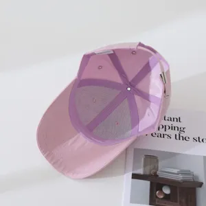 Detalle interior gorra rosa, forro de malla transpirable y hebilla metálica ajustable.