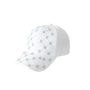 Gorra de béisbol blanca con motivo de pedrería brillante con letra B, sombrero elegante.