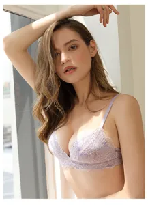 Elegante sujetador de encaje lavanda con diseño de escote en V profundo para un ajuste atractivo.