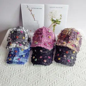Cappello da baseball a quadri con perle e frange e decorazione florale fatta a mano