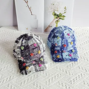 Berretto da baseball chic in tweed con perle, fiori e nappine da donna elegante sole