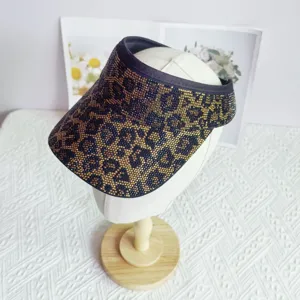Primer plano de la visera sombrero con estampado de leopardo y estrás, detalle de verano.