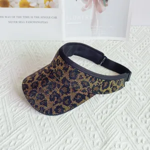 Detalle de visera para el sol con estampado de leopardo y estrás, sombrero de verano casual.