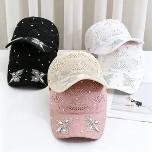 Primo piano del cappellino da baseball lavorato a maglia traforata con strass e farfalle.