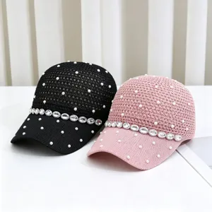 Nahaufnahme von schwarzen und rosa Strick-Mesh-Baseballcaps mit Strasssteinen und Perlen.