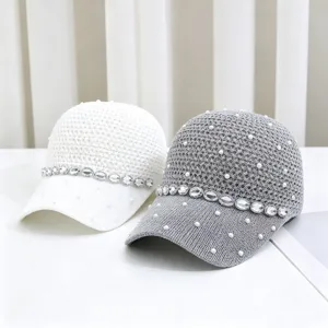 Detailansicht gestrickter Baseballcaps mit Strassbändern und Perlen für atmungsaktive Mode.