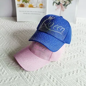Berretto da baseball con strass corona lettera Queen, moda casual vista di dettaglio.