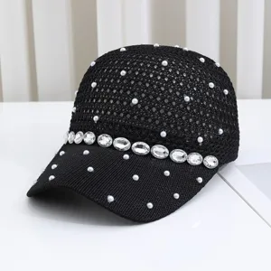 Detailansicht der schwarzen Strick-Baseballkappe mit glitzernden Strasssteinen und Perlen.