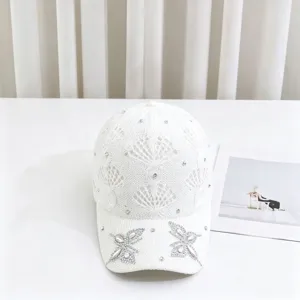 Berretto da baseball in maglia bianca traforata con decorazione di farfalla in strass per esterni.