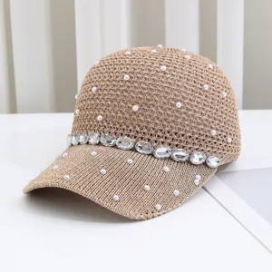 Detailaufnahme der beige gewebten Baseballkappe verziert mit Perlen und großen Strasssteinen.