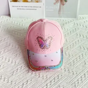 Gorra de béisbol rosa con mariposa de diamantes de imitación y borde de cristal.