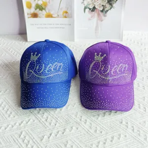 Dettaglio berretto da baseball corona regina strass, cappello blu e viola brillante
