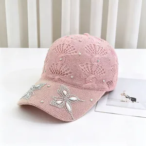 Cappello da baseball in pizzo rosa con strass, dettaglio decorazione a farfalla in cristallo.