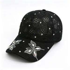Primo piano del berretto da baseball in maglia traforata nera con dettagli di farfalla in strass.