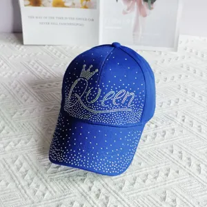 Stupendo cappello da baseball blu re con corona strass Queen, dettaglio accessorio moda.