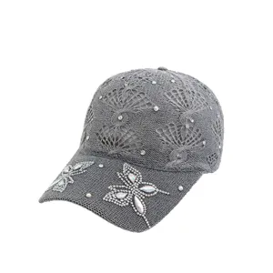 Berretto da baseball in maglia traforata grigia con farfalla in strass e pizzo per uso casual.