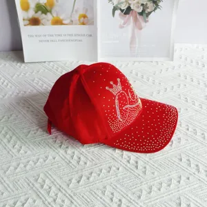 Cappello da baseball rosso strass corona lettera Queen streetwear moda tendenza accessorio
