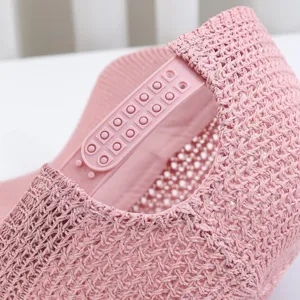 Detailansicht der rosa hohlen Strick-Baseballkappe mit verstellbarem Kunststoff-Verschluss.
