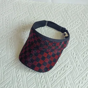 Schicker schwarz-roter karierter Strass-Sonnenschutz-Hut für Damen im Sommer und Sport.
