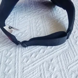 Detailansicht des schwarzen Sonnenvisiers mit elastischem Riemen, bequemer Sommerhut Damen.