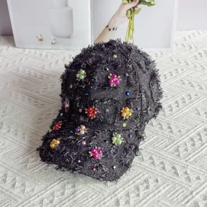 Dettaglio berretto tweed perle fiori, cappello donna con strass e frange fatto a mano.